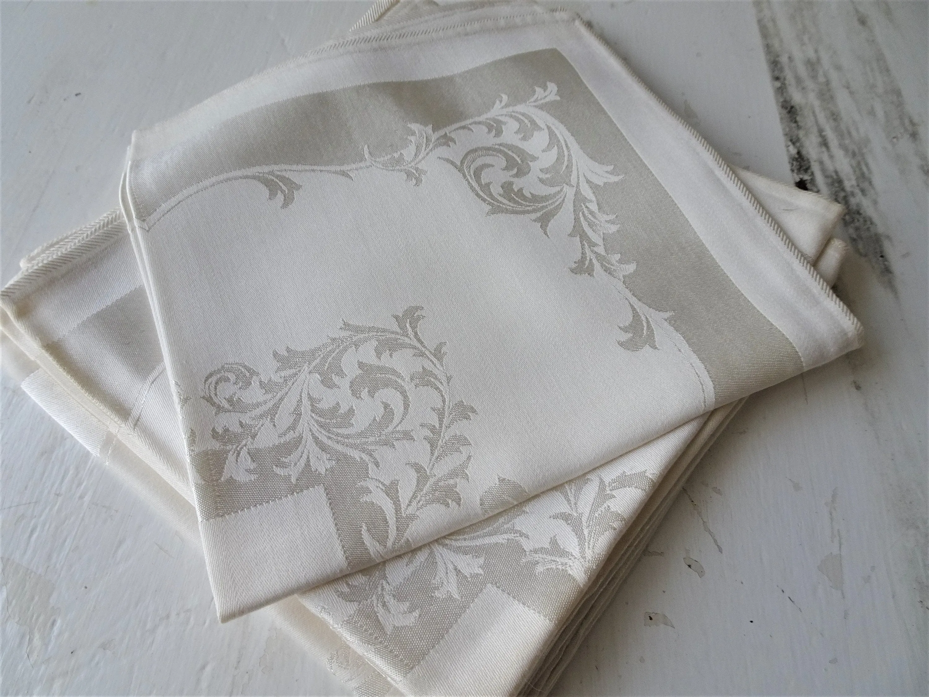 VINTAGE Irish Damask Linen Napkins,Elegant Pattern Set,Wedding Gift,Housewarming Gift, Elegant Dining,Collectible Vintage Table 