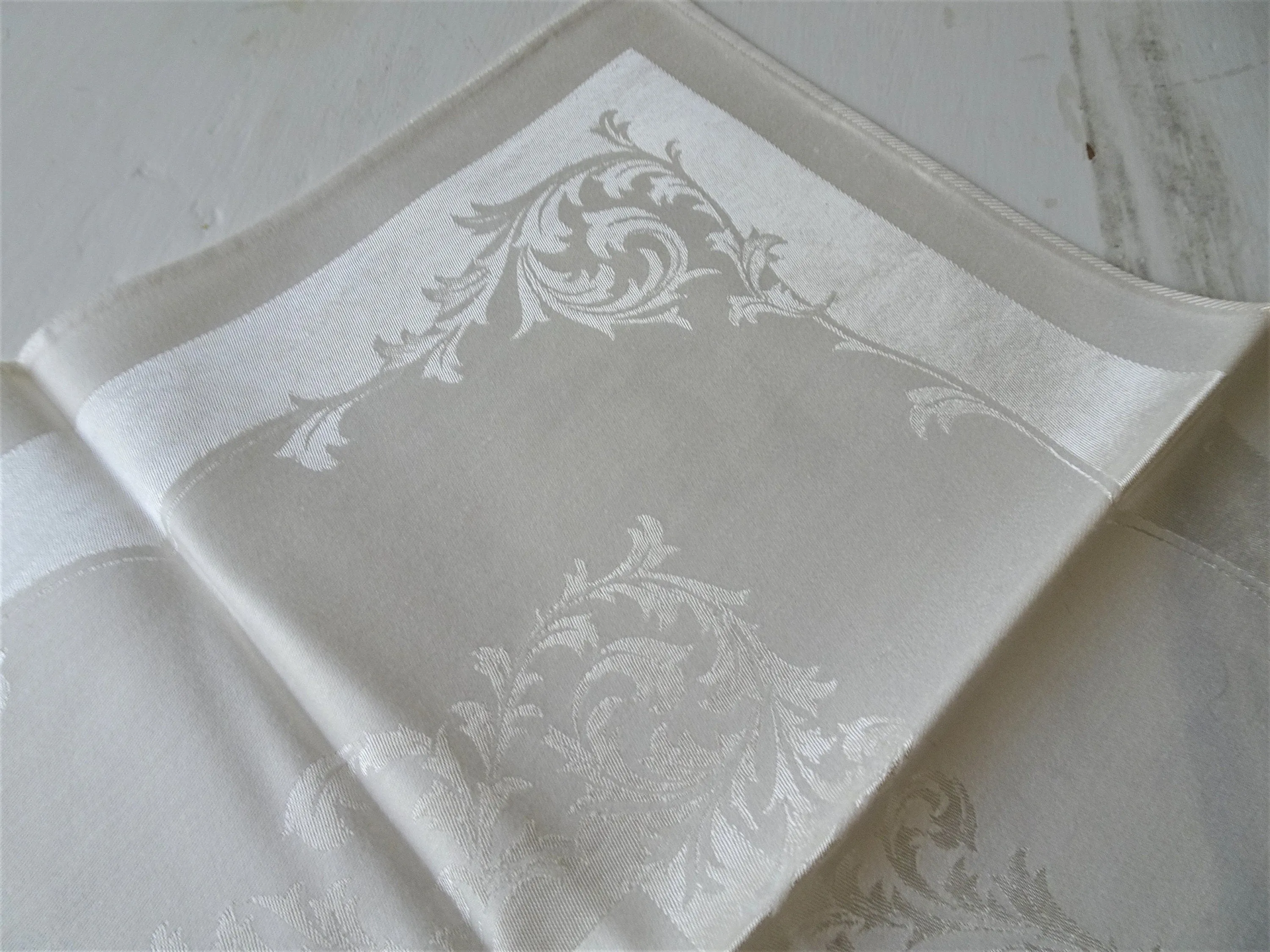 VINTAGE Irish Damask Linen Napkins,Elegant Pattern Set,Wedding Gift,Housewarming Gift, Elegant Dining,Collectible Vintage Table 