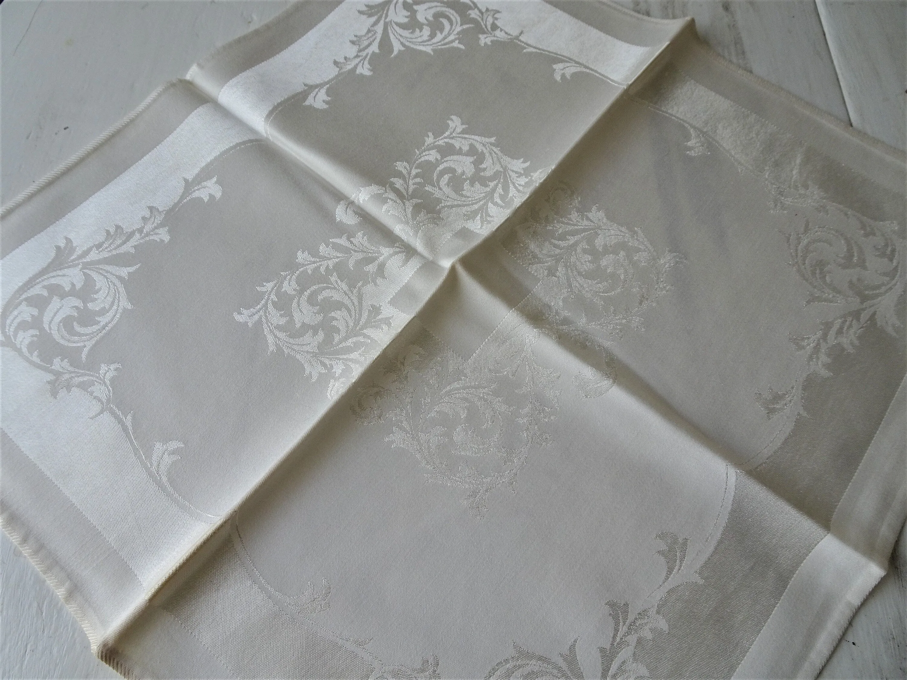 VINTAGE Irish Damask Linen Napkins,Elegant Pattern Set,Wedding Gift,Housewarming Gift, Elegant Dining,Collectible Vintage Table 