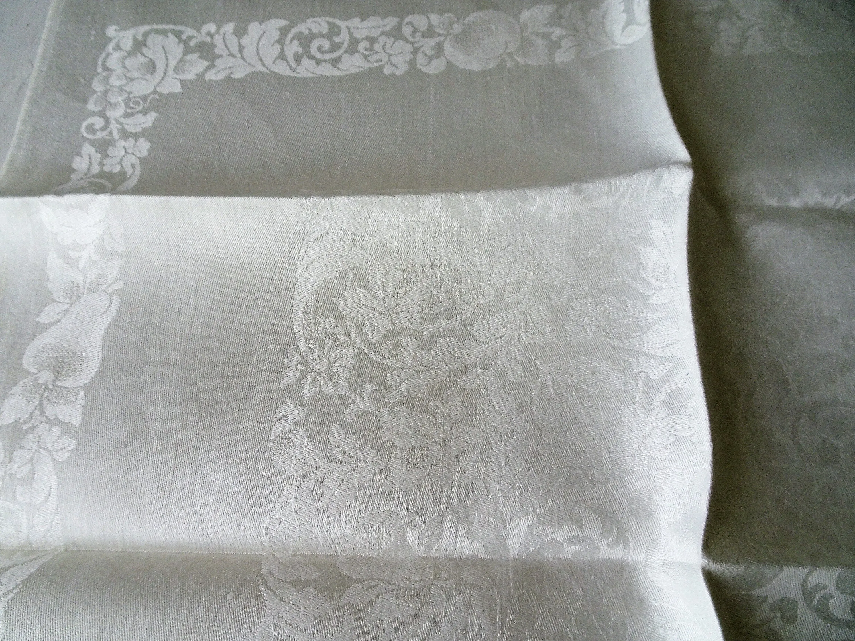 VINTAGE LUXURY Irish Linen Napkins,22 by 21 Inches Dinner Napkins,Damask Linen,Wedding Gift,Elegant Dining,Collectible Vintage T