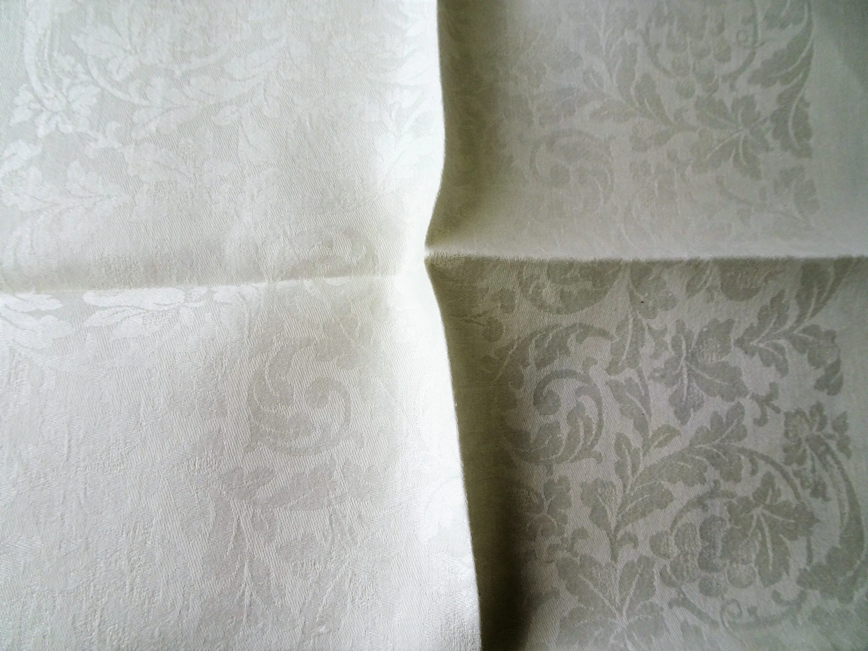 VINTAGE LUXURY Irish Linen Napkins,22 by 21 Inches Dinner Napkins,Damask Linen,Wedding Gift,Elegant Dining,Collectible Vintage T