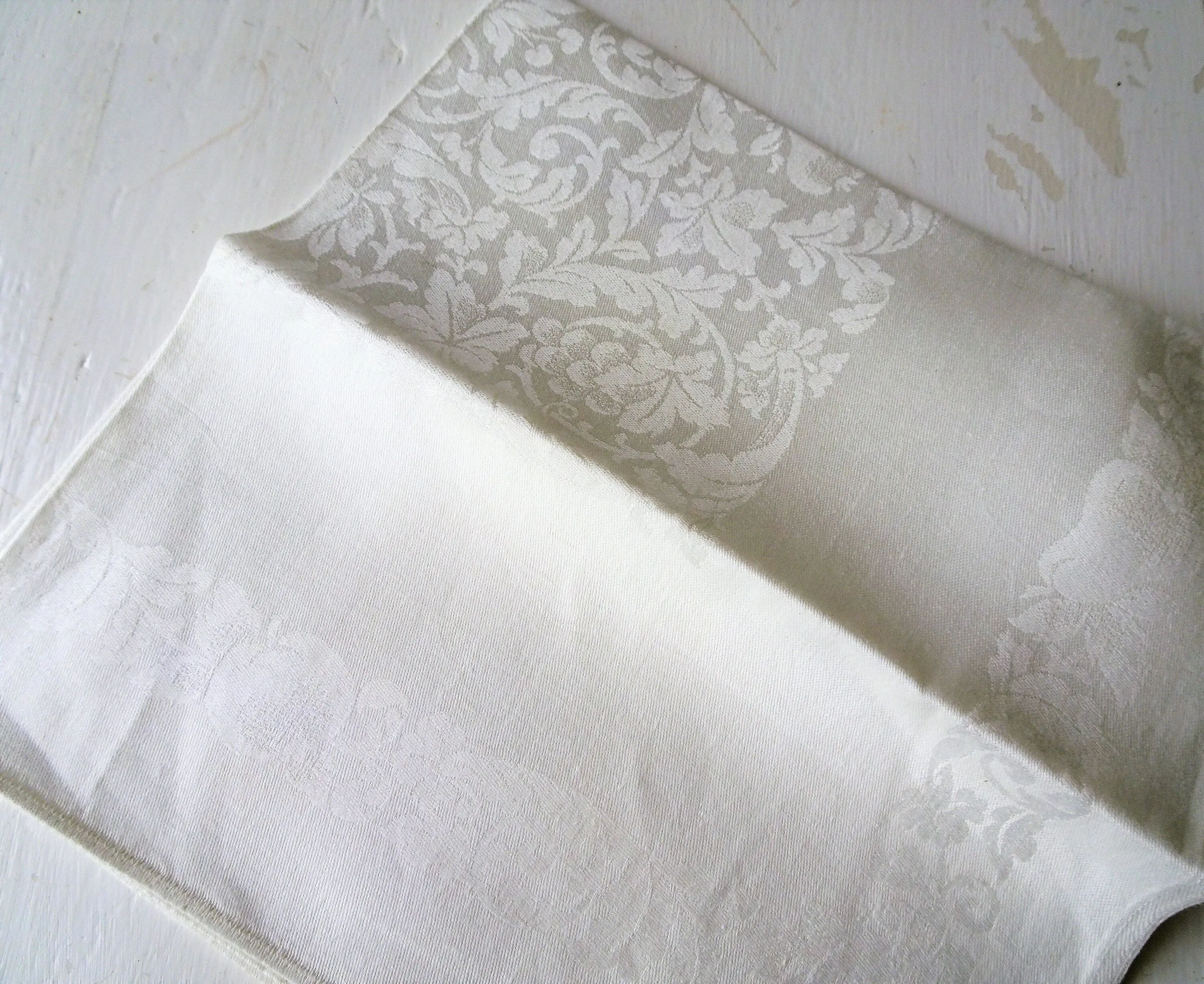 VINTAGE LUXURY Irish Linen Napkins,22 by 21 Inches Dinner Napkins,Damask Linen,Wedding Gift,Elegant Dining,Collectible Vintage T