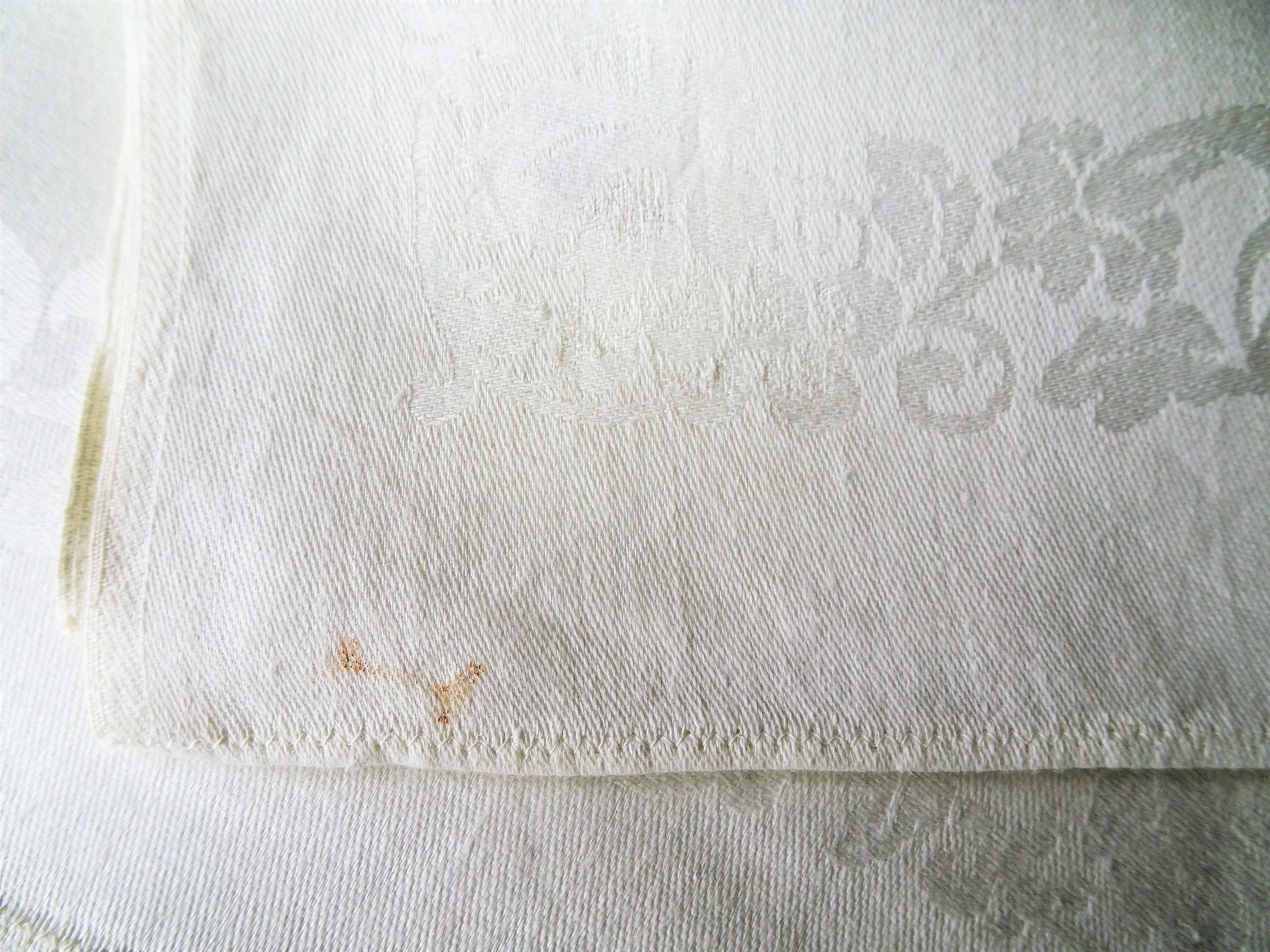 VINTAGE LUXURY Irish Linen Napkins,22 by 21 Inches Dinner Napkins,Damask Linen,Wedding Gift,Elegant Dining,Collectible Vintage T